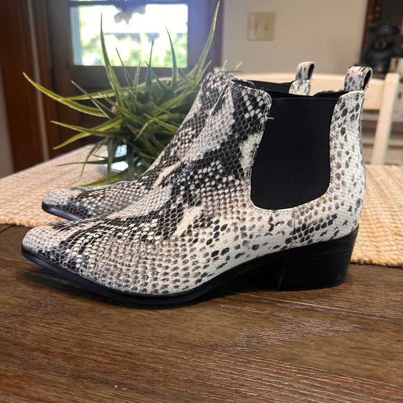 Blondo Emelia Waterproof Snakeskin Print Chelsea Ankle Boots Women's 8 - Picture 4 of 11